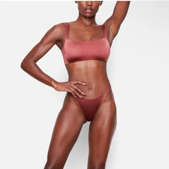 NWT SKIMS STRETCH SATIN
SQUARE NECK‎ BRA in BERRY sz XS - Picture 2 of 5